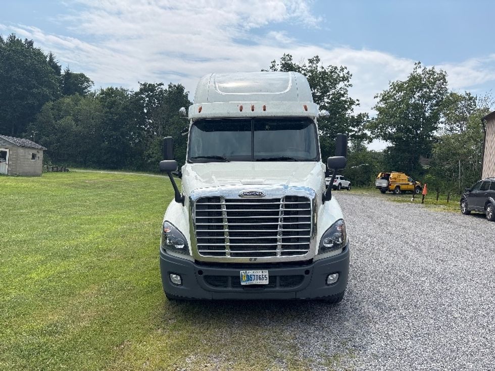Sleeper Tractor-Heavy Duty Tractors-Freightliner-2019-Cascadia 12564ST-Akron-OH-377,802\n\t\tmiles-$ 61,250 - Image 2