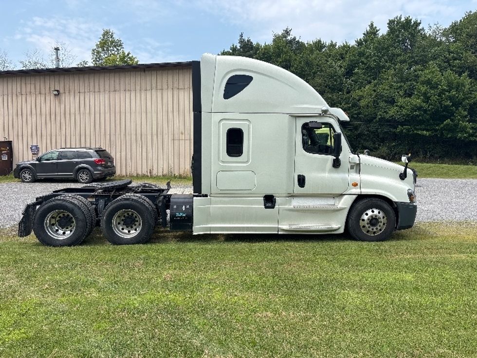 Sleeper Tractor-Heavy Duty Tractors-Freightliner-2019-Cascadia 12564ST-Akron-OH-377,802\n\t\tmiles-$ 61,250 - Image 8