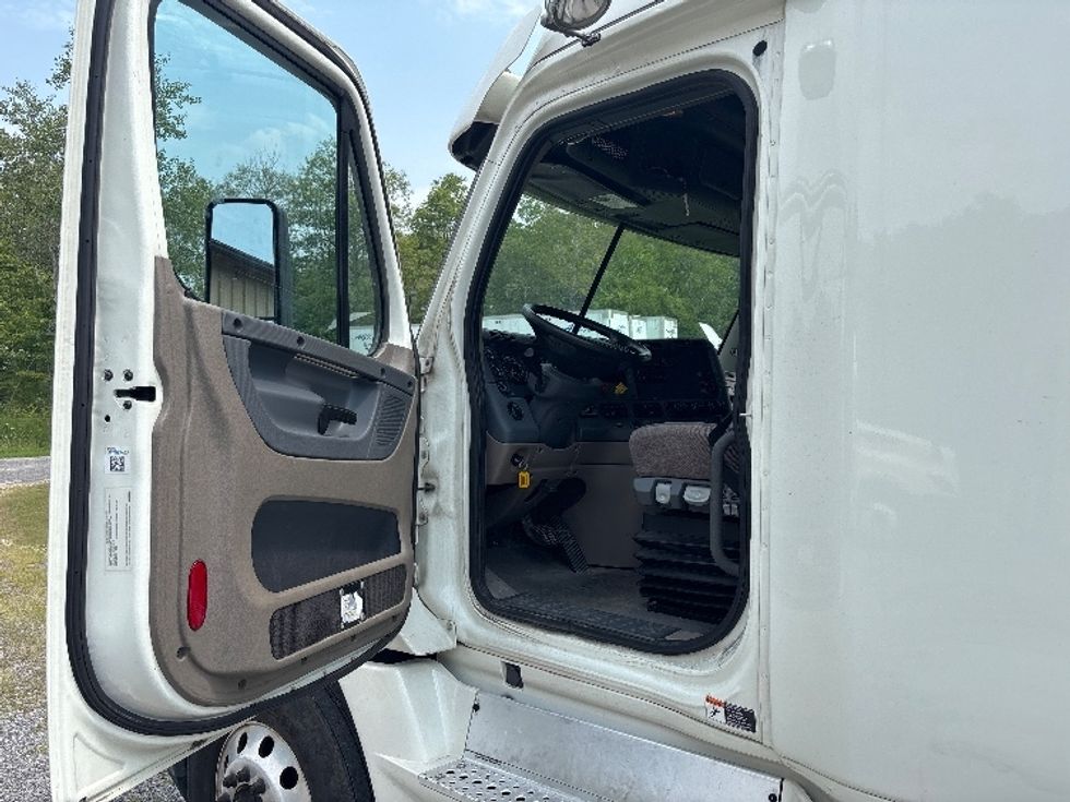 Sleeper Tractor-Heavy Duty Tractors-Freightliner-2019-Cascadia 12564ST-Akron-OH-377,802\n\t\tmiles-$ 61,250 - Image 9