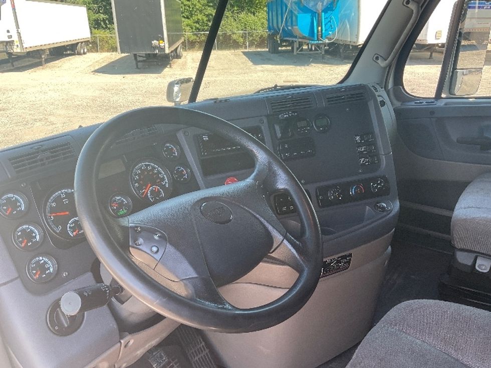 Sleeper Tractor-Heavy Duty Tractors-Freightliner-2019-Cascadia 12564ST-Akron-OH-420,209\n\t\tmiles-$ 58,750 - Image 10