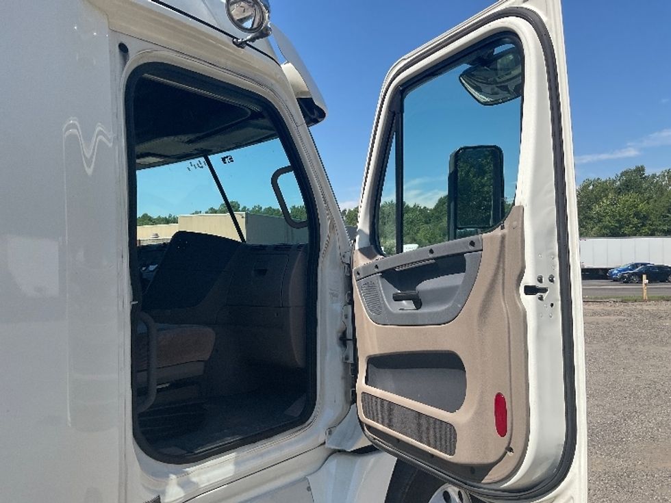 Sleeper Tractor-Heavy Duty Tractors-Freightliner-2019-Cascadia 12564ST-Akron-OH-420,209\n\t\tmiles-$ 58,750 - Image 13