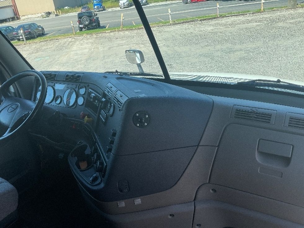 Sleeper Tractor-Heavy Duty Tractors-Freightliner-2019-Cascadia 12564ST-Akron-OH-420,209\n\t\tmiles-$ 58,750 - Image 15