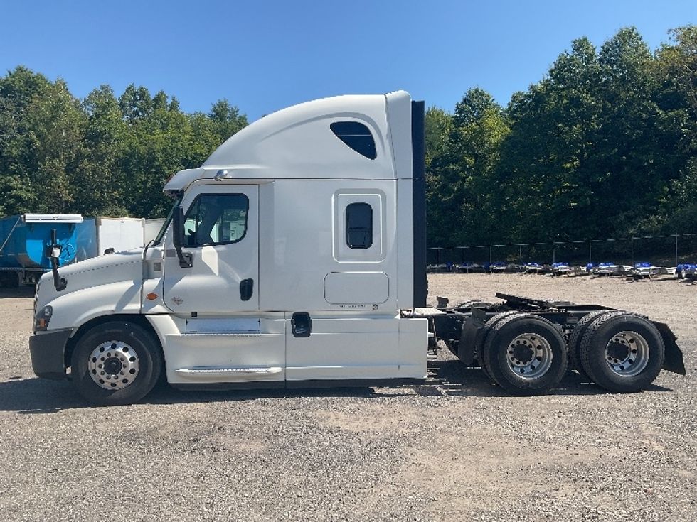 Sleeper Tractor-Heavy Duty Tractors-Freightliner-2019-Cascadia 12564ST-Akron-OH-420,209\n\t\tmiles-$ 58,750 - Image 4