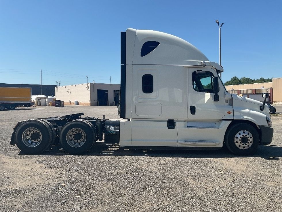 Sleeper Tractor-Heavy Duty Tractors-Freightliner-2019-Cascadia 12564ST-Akron-OH-420,209\n\t\tmiles-$ 58,750 - Image 8