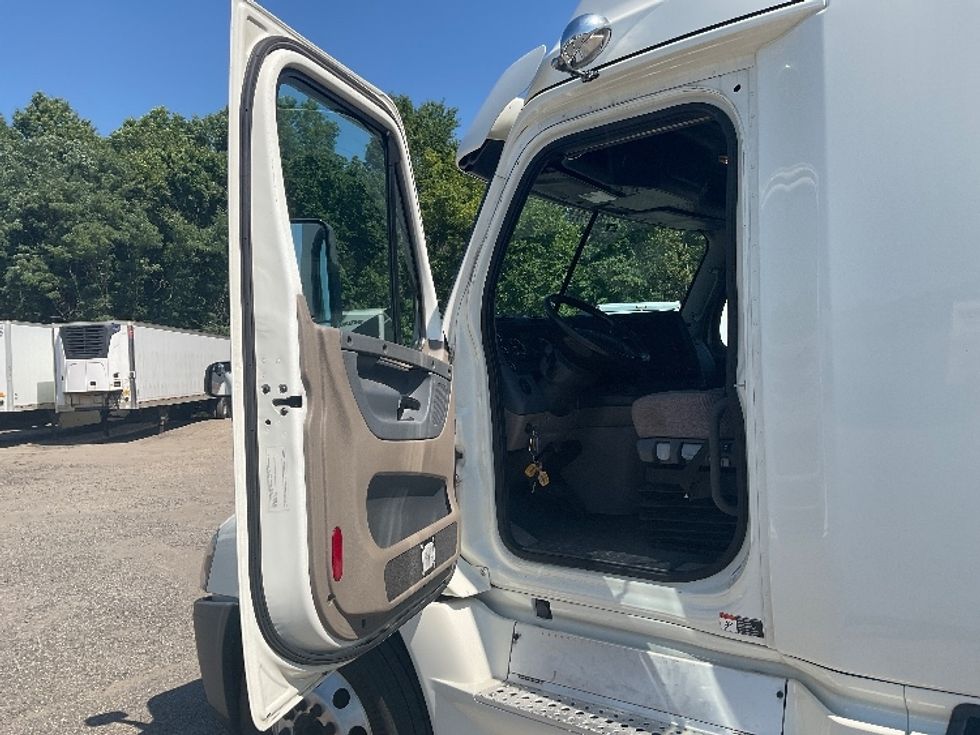 Sleeper Tractor-Heavy Duty Tractors-Freightliner-2019-Cascadia 12564ST-Akron-OH-420,209\n\t\tmiles-$ 58,750 - Image 9