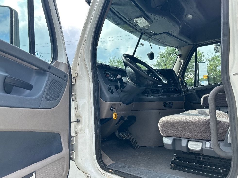 Sleeper Tractor-Heavy Duty Tractors-Freightliner-2019-Cascadia 12564ST-Anderson-SC-371,422\n\t\tmiles-$ 61,500 - Image 9