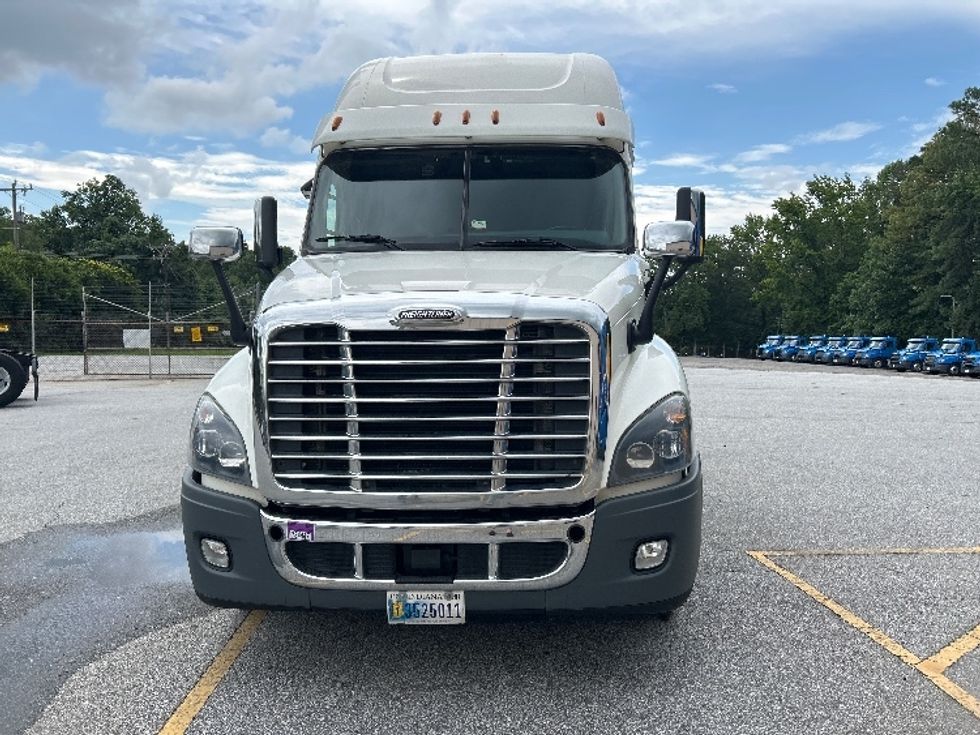 2019 Freightliner Cascadia 125" Sleeper Cab photo 2