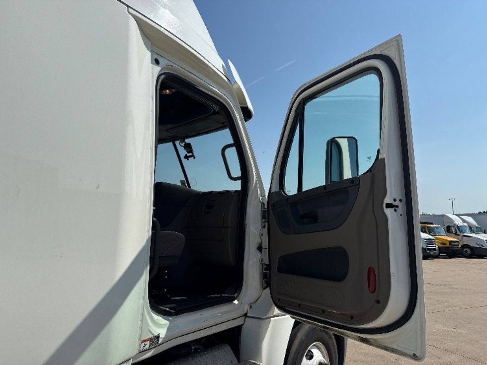 Sleeper Tractor-Heavy Duty Tractors-Freightliner-2019-Cascadia 12564ST-Arlington-TX-413,550\n\t\tmiles-$ 62,500 - Image 13