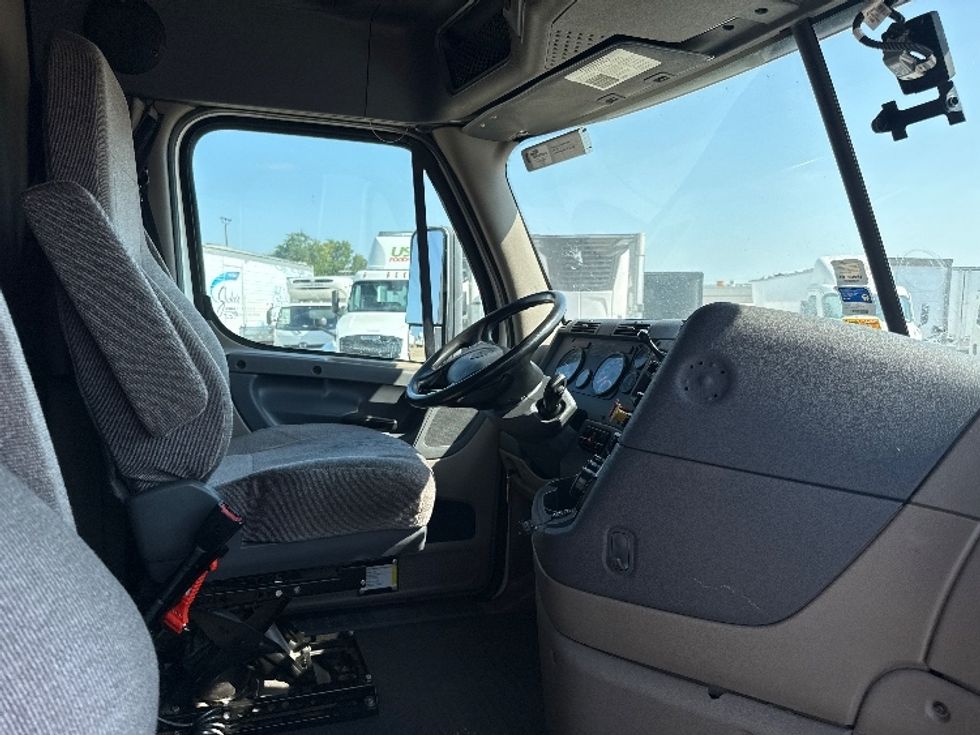 Sleeper Tractor-Heavy Duty Tractors-Freightliner-2019-Cascadia 12564ST-Arlington-TX-413,550\n\t\tmiles-$ 62,500 - Image 15
