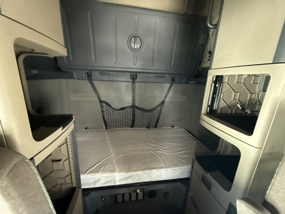 Sleeper Tractor-Heavy Duty Tractors-Freightliner-2019-Cascadia 12564ST-Arlington-TX-413,550\n\t\tmiles-$ 62,500 - Image 16