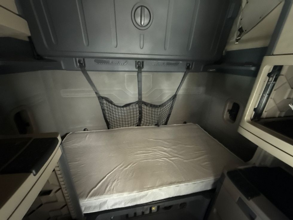 Sleeper Tractor-Heavy Duty Tractors-Freightliner-2019-Cascadia 12564ST-Arlington-TX-413,550\n\t\tmiles-$ 62,500 - Image 17