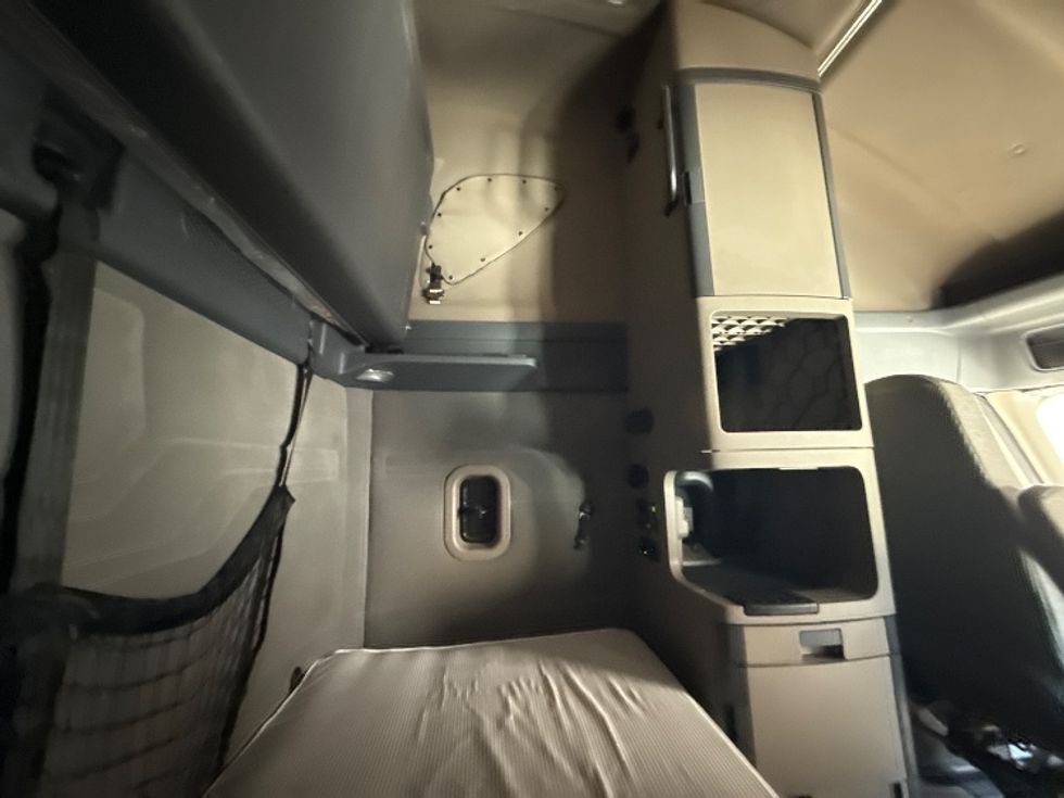 Sleeper Tractor-Heavy Duty Tractors-Freightliner-2019-Cascadia 12564ST-Arlington-TX-413,550\n\t\tmiles-$ 62,500 - Image 18