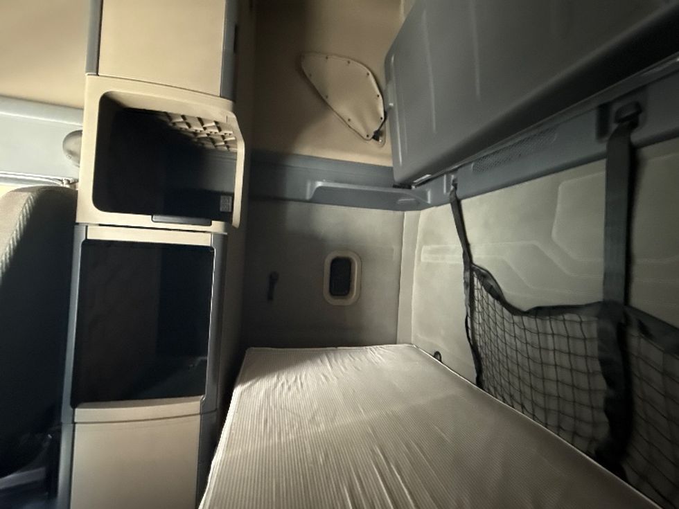 Sleeper Tractor-Heavy Duty Tractors-Freightliner-2019-Cascadia 12564ST-Arlington-TX-413,550\n\t\tmiles-$ 62,500 - Image 19