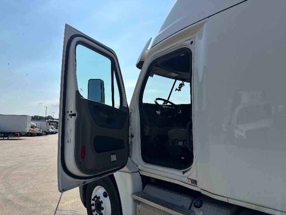 Sleeper Tractor-Heavy Duty Tractors-Freightliner-2019-Cascadia 12564ST-Arlington-TX-413,550\n\t\tmiles-$ 62,500 - Image 9