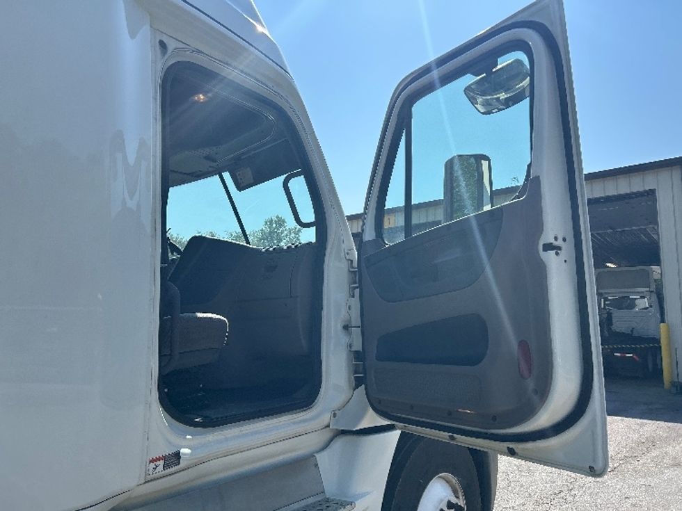 Sleeper Tractor-Heavy Duty Tractors-Freightliner-2019-Cascadia 12564ST-Asheville-NC-507,805\n\t\tmiles-$ 48,250 - Image 12