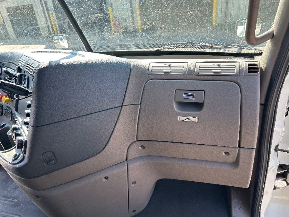 Sleeper Tractor-Heavy Duty Tractors-Freightliner-2019-Cascadia 12564ST-Asheville-NC-507,805\n\t\tmiles-$ 48,250 - Image 13