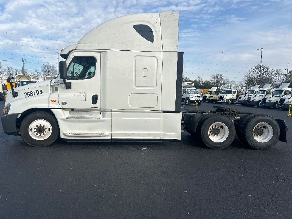 Sleeper Tractor-Heavy Duty Tractors-Freightliner-2019-Cascadia 12564ST-Atlanta (Forest Park)-GA-357,773\n\t\tmiles-$ 56,250 - Image 4