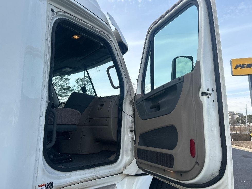 Sleeper Tractor-Heavy Duty Tractors-Freightliner-2019-Cascadia 12564ST-Atlanta (Forest Park)-GA-357,773\n\t\tmiles-$ 56,250 - Image 13