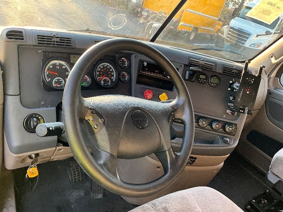 Sleeper Tractor-Heavy Duty Tractors-Freightliner-2019-Cascadia 12564ST-Atlanta (Forest Park)-GA-589,331\n\t\tmiles-$ 41,000 - Image 10