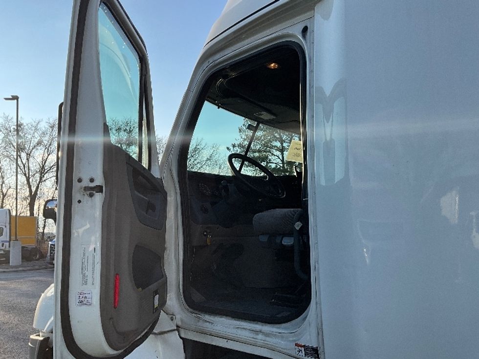 Sleeper Tractor-Heavy Duty Tractors-Freightliner-2019-Cascadia 12564ST-Atlanta (Forest Park)-GA-589,331\n\t\tmiles-$ 41,000 - Image 9