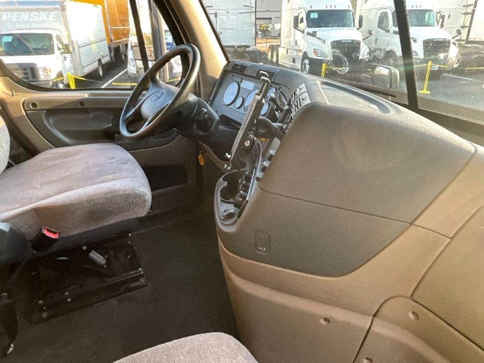 Sleeper Tractor-Heavy Duty Tractors-Freightliner-2019-Cascadia 12564ST-Atlanta (Forest Park)-GA-589,331\n\t\tmiles-$ 41,000 - Image 14