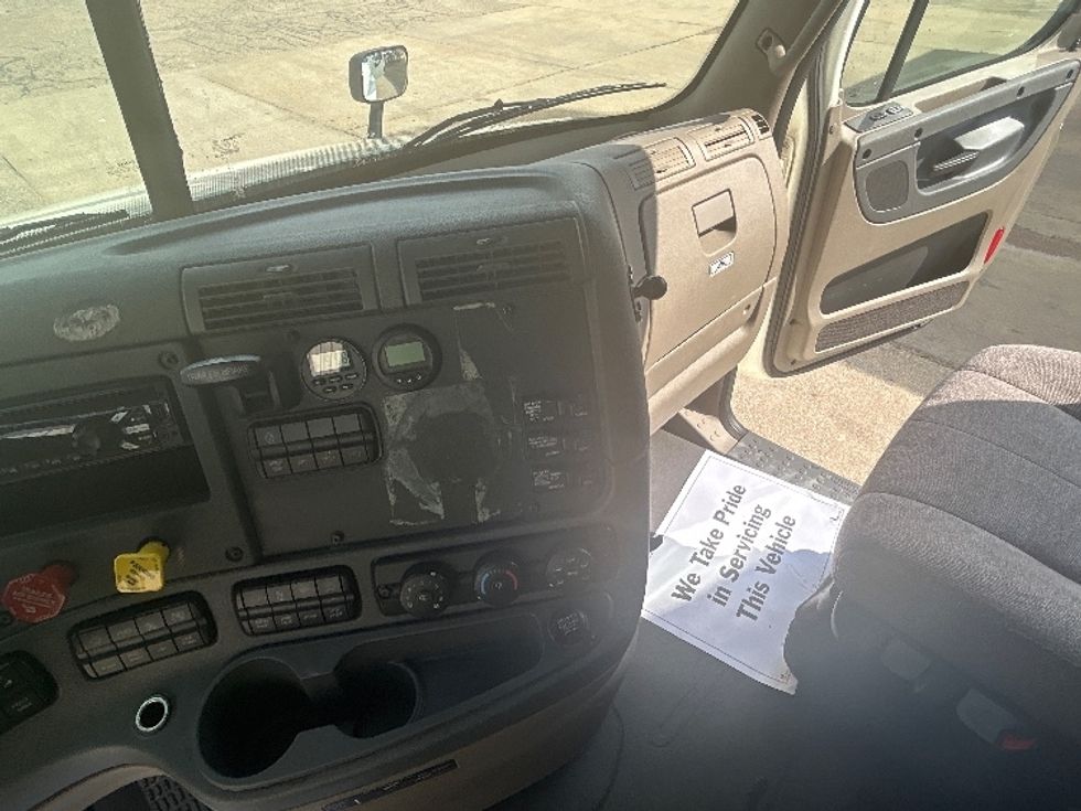 Sleeper Tractor-Heavy Duty Tractors-Freightliner-2019-Cascadia 12564ST-Belden-MS-450,771\n\t\tmiles-$ 56,750 - Image 10