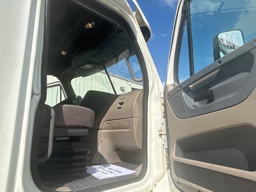 Sleeper Tractor-Heavy Duty Tractors-Freightliner-2019-Cascadia 12564ST-Belden-MS-450,771\n\t\tmiles-$ 56,750 - Image 13