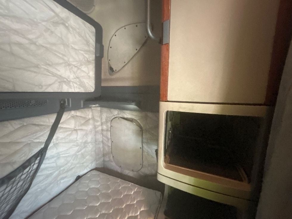 Sleeper Tractor-Heavy Duty Tractors-Freightliner-2019-Cascadia 12564ST-Belden-MS-450,771\n\t\tmiles-$ 56,750 - Image 17