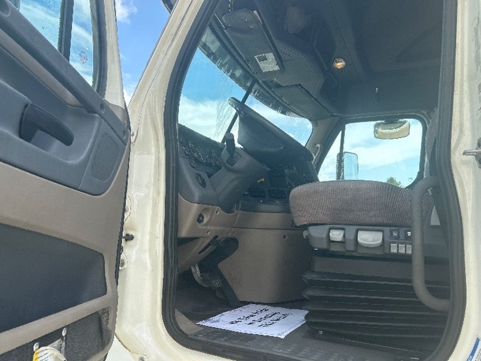 Sleeper Tractor-Heavy Duty Tractors-Freightliner-2019-Cascadia 12564ST-Belden-MS-450,771\n\t\tmiles-$ 56,750 - Image 9