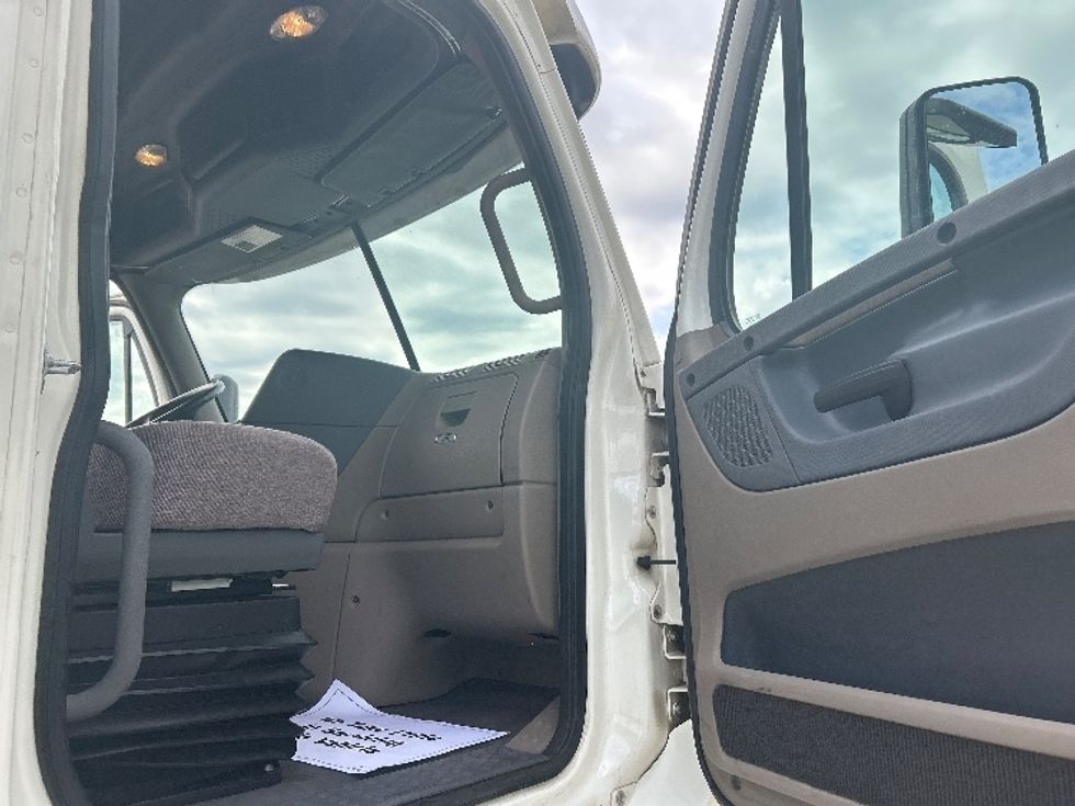 Sleeper Tractor-Heavy Duty Tractors-Freightliner-2019-Cascadia 12564ST-Belden-MS-455,650\n\t\tmiles-$ 56,500 - Image 13