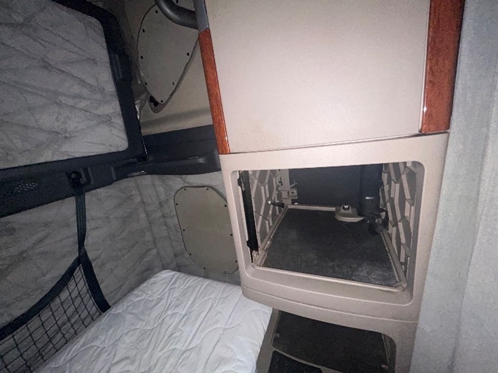 Sleeper Tractor-Heavy Duty Tractors-Freightliner-2019-Cascadia 12564ST-Belden-MS-455,650\n\t\tmiles-$ 56,500 - Image 18