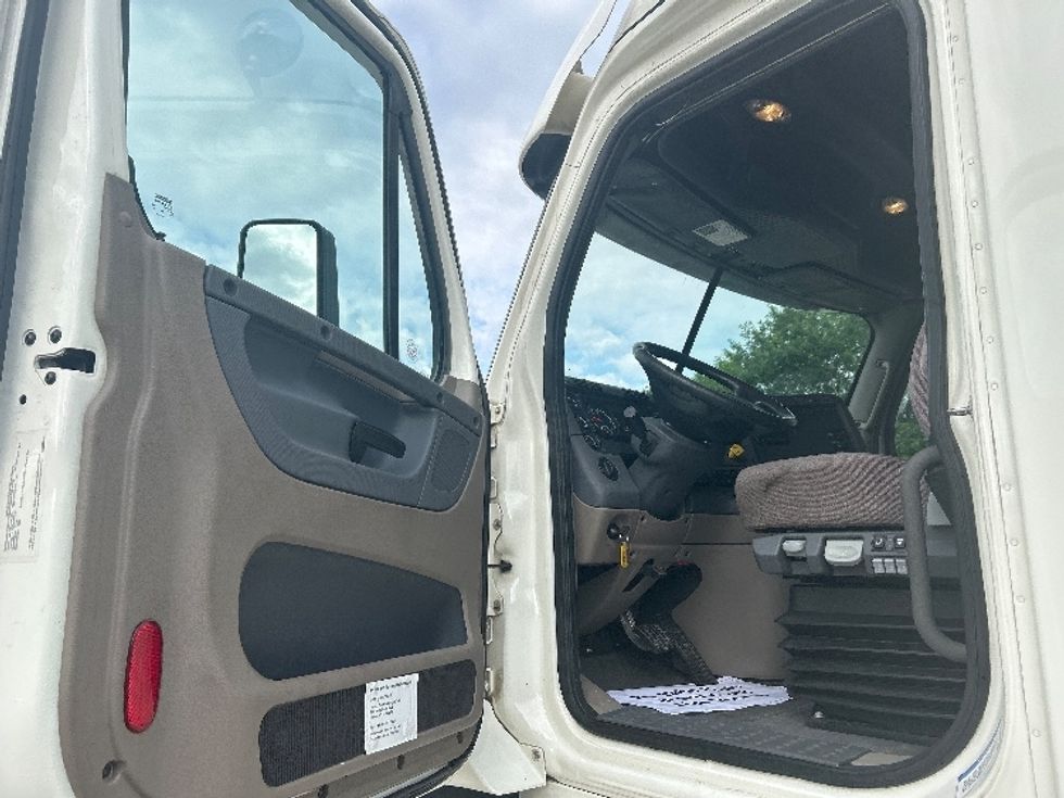 Sleeper Tractor-Heavy Duty Tractors-Freightliner-2019-Cascadia 12564ST-Belden-MS-455,650\n\t\tmiles-$ 56,500 - Image 9