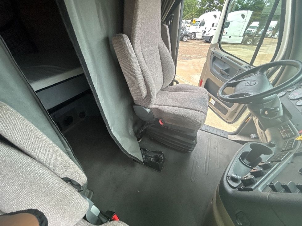 Sleeper Tractor-Heavy Duty Tractors-Freightliner-2019-Cascadia 12564ST-Belden-MS-506,677\n\t\tmiles-$ 53,500 - Image 12
