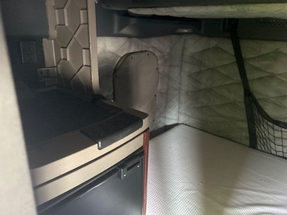 Sleeper Tractor-Heavy Duty Tractors-Freightliner-2019-Cascadia 12564ST-Belden-MS-506,677\n\t\tmiles-$ 53,500 - Image 18