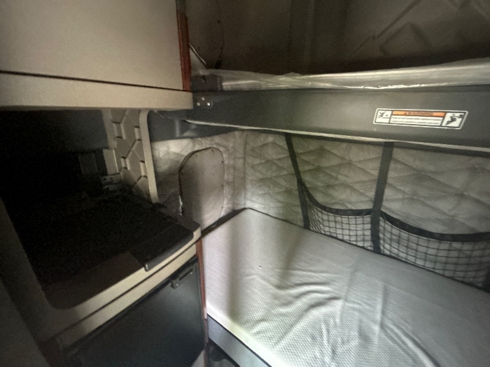 Sleeper Tractor-Heavy Duty Tractors-Freightliner-2019-Cascadia 12564ST-Belden-MS-506,677\n\t\tmiles-$ 53,500 - Image 19