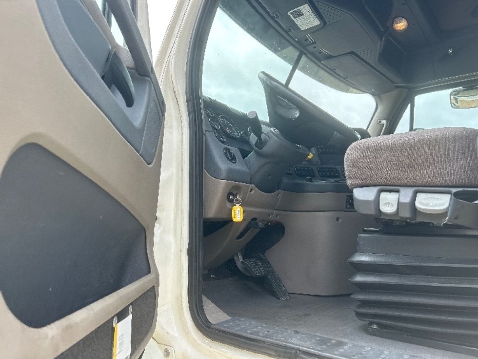 Sleeper Tractor-Heavy Duty Tractors-Freightliner-2019-Cascadia 12564ST-Belden-MS-506,677\n\t\tmiles-$ 53,500 - Image 9