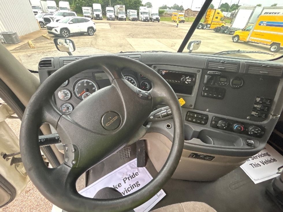 Sleeper Tractor-Heavy Duty Tractors-Freightliner-2019-Cascadia 12564ST-Belden-MS-517,778\n\t\tmiles-$ 53,000 - Image 11