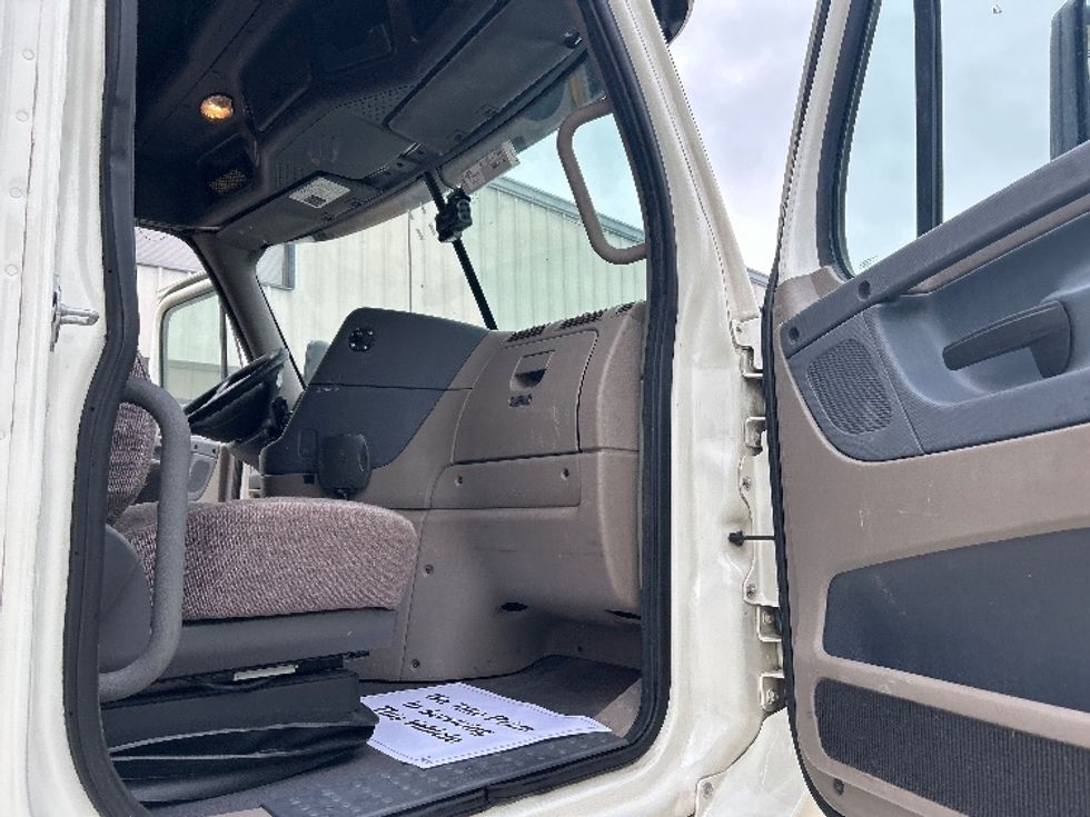 Sleeper Tractor-Heavy Duty Tractors-Freightliner-2019-Cascadia 12564ST-Belden-MS-517,778\n\t\tmiles-$ 53,000 - Image 13