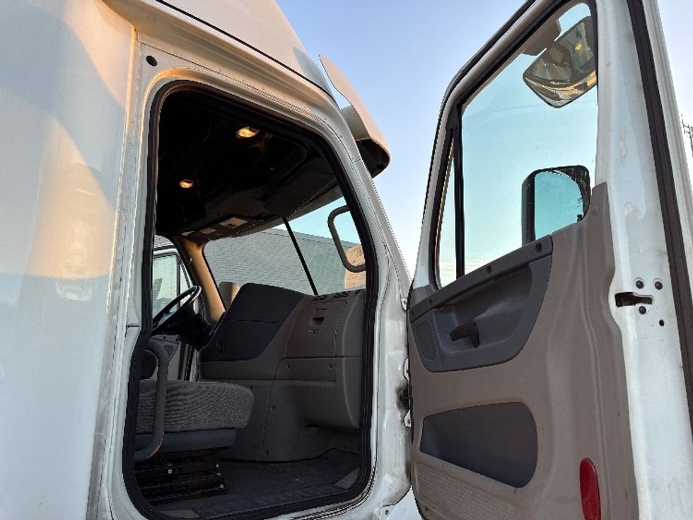 Sleeper Tractor-Heavy Duty Tractors-Freightliner-2019-Cascadia 12564ST-Birmingham-AL-511,872\n\t\tmiles-$ 52,750 - Image 13