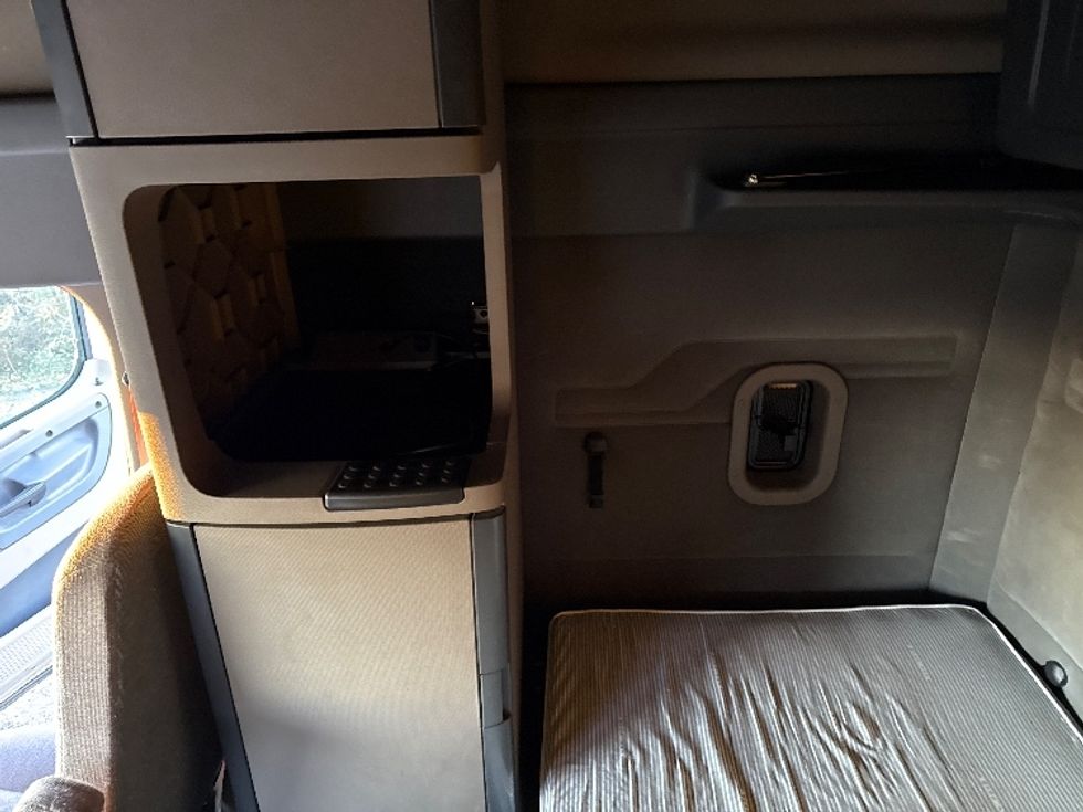 Sleeper Tractor-Heavy Duty Tractors-Freightliner-2019-Cascadia 12564ST-Birmingham-AL-511,872\n\t\tmiles-$ 52,750 - Image 19