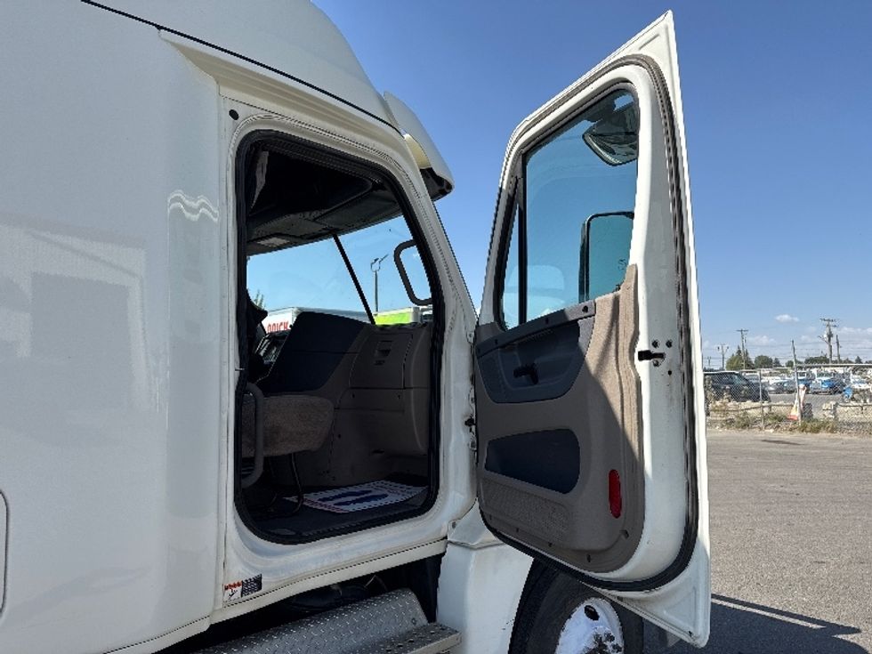 Sleeper Tractor-Heavy Duty Tractors-Freightliner-2019-Cascadia 12564ST-Calgary-AB-470,166\n\t\tkm-$ 70,750 - Image 13