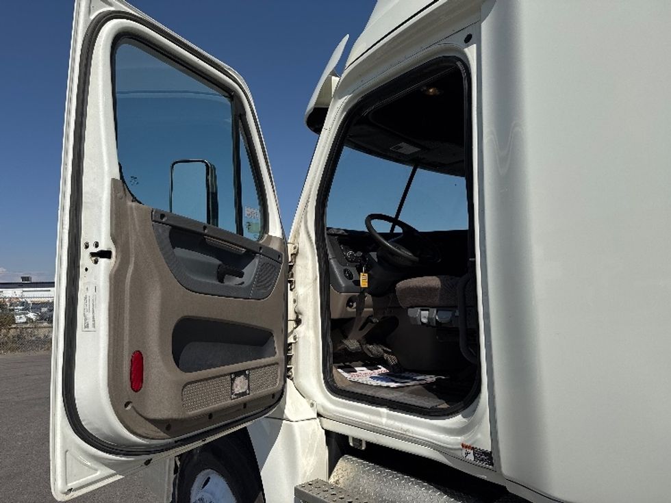 Sleeper Tractor-Heavy Duty Tractors-Freightliner-2019-Cascadia 12564ST-Calgary-AB-470,166\n\t\tkm-$ 70,750 - Image 9