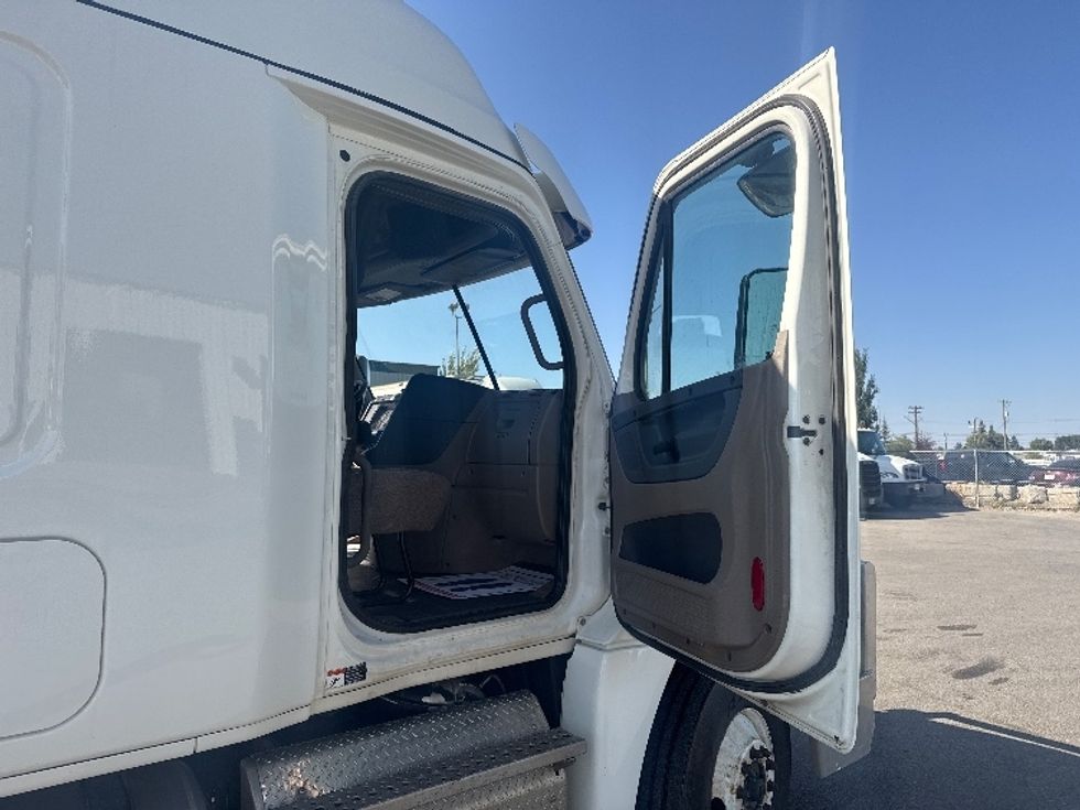 Sleeper Tractor-Heavy Duty Tractors-Freightliner-2019-Cascadia 12564ST-Calgary-AB-540,794\n\t\tkm-$ 68,500 - Image 13