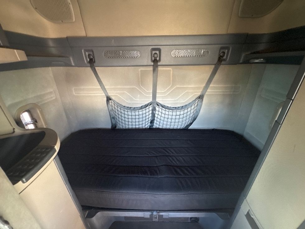 Sleeper Tractor-Heavy Duty Tractors-Freightliner-2019-Cascadia 12564ST-Calgary-AB-540,794\n\t\tkm-$ 68,500 - Image 16