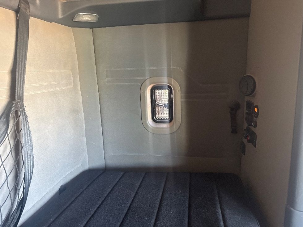 Sleeper Tractor-Heavy Duty Tractors-Freightliner-2019-Cascadia 12564ST-Calgary-AB-540,794\n\t\tkm-$ 68,500 - Image 17