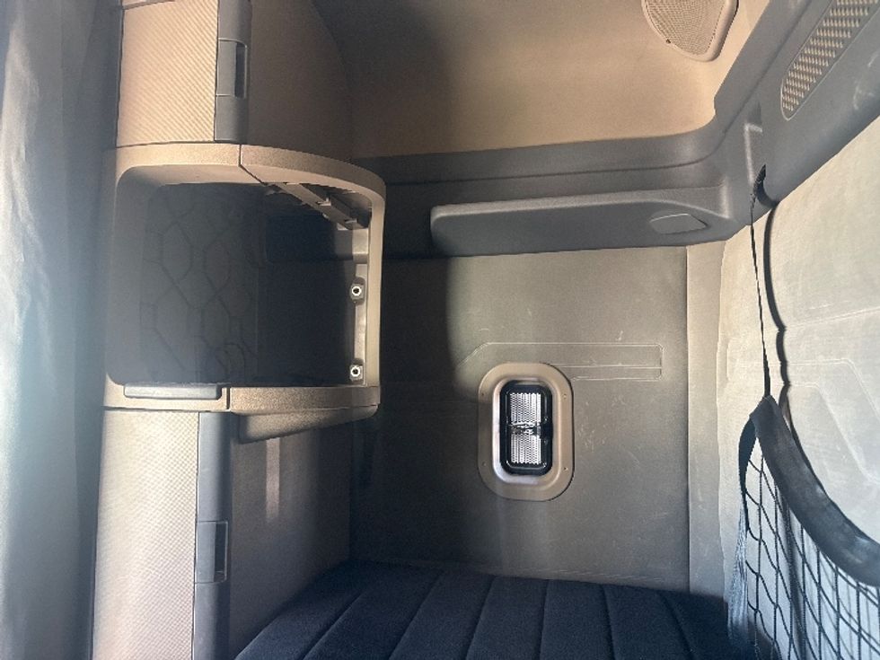 Sleeper Tractor-Heavy Duty Tractors-Freightliner-2019-Cascadia 12564ST-Calgary-AB-540,794\n\t\tkm-$ 68,500 - Image 18