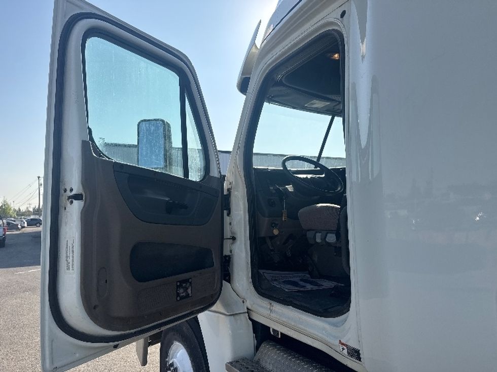 Sleeper Tractor-Heavy Duty Tractors-Freightliner-2019-Cascadia 12564ST-Calgary-AB-540,794\n\t\tkm-$ 68,500 - Image 9