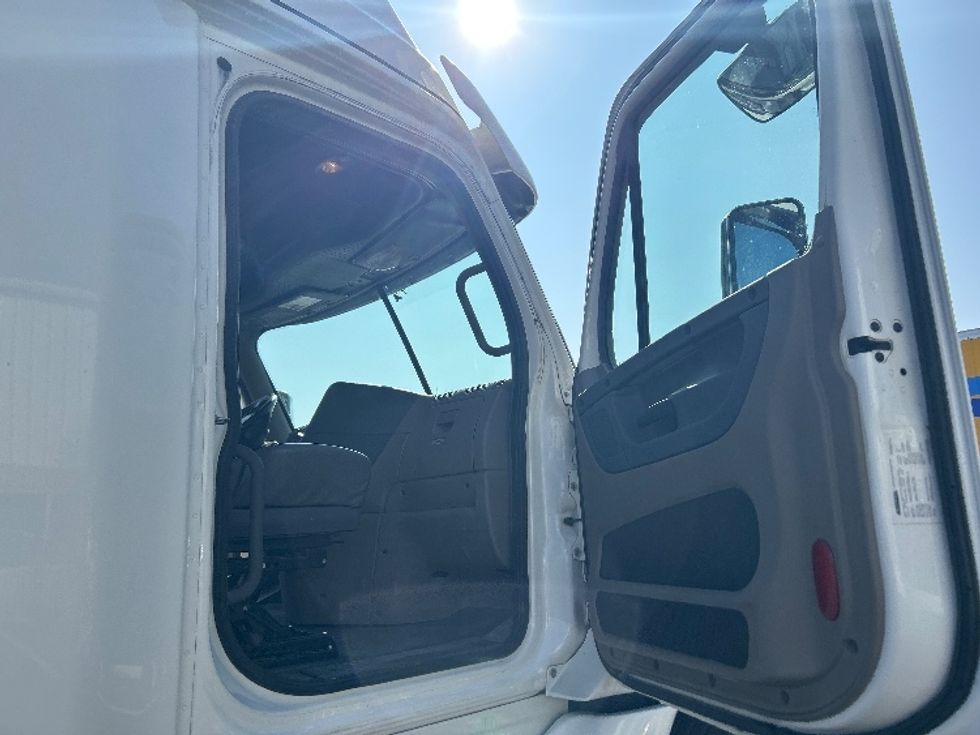 Sleeper Tractor-Heavy Duty Tractors-Freightliner-2019-Cascadia 12564ST-Ceres-CA-436,804\n\t\tmiles-$ 53,000 - Image 13