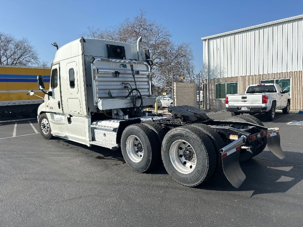 Sleeper Tractor-Heavy Duty Tractors-Freightliner-2019-Cascadia 12564ST-Ceres-CA-436,804\n\t\tmiles-$ 53,000 - Image 5