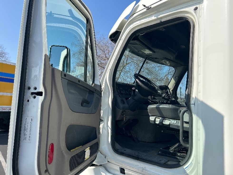 Sleeper Tractor-Heavy Duty Tractors-Freightliner-2019-Cascadia 12564ST-Ceres-CA-436,804\n\t\tmiles-$ 53,000 - Image 9